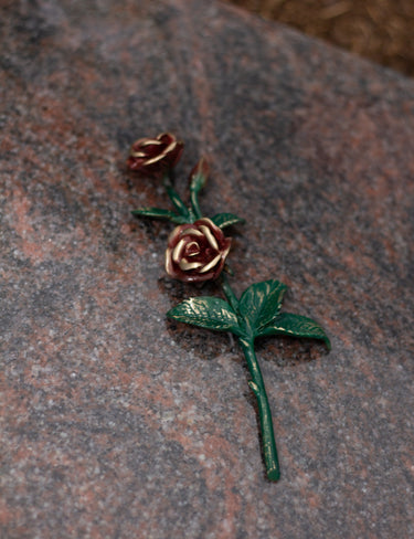 Rose Bronze grün mit roten Blüten